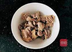 Illustration of how to make taro stewed beef brisket 5