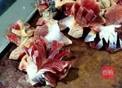 Illustration of how to make Qianjiang chicken offal 4