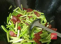 Illustration of how to make fried sausage with garlic moss 7