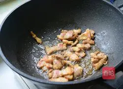 Illustration of how to stir-fry pork belly with garlic moss 4