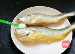 Illustration of how to make fried yellow croaker 2
