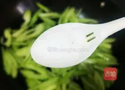 Illustration of how to make fried celery intestines 10