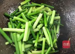 Illustration of how to stir-fry pork liver with garlic moss 9