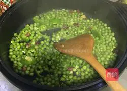 Illustration of how to make stir-fried sausage with peas and green beans 3
