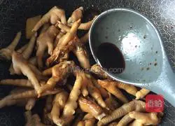 Illustration of braised chicken feet 6