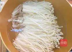 Illustration of how to make spicy and appetizing fattened beef in sour soup 2