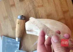 Illustration of how to make spicy fried lotus root slices 2