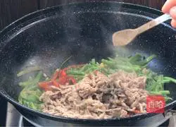 Illustration of how to stir-fry shredded pork with water spinach stalks 13