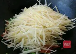 Illustration of how to stir-fry green and red peppers into shredded potatoes 6
