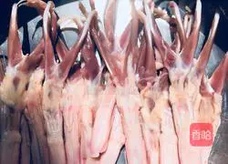 Illustration of how to make braised duck feet and duck tongue 1