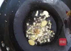 Illustration of how to make crucian carp and eggplant stewed in sauce 3