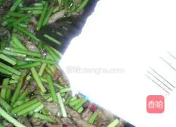 Illustration of how to stir-fry meat with garlic moss 8