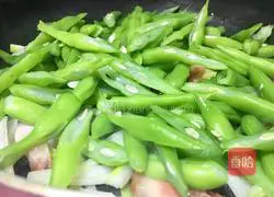 Illustration of how to make spicy stir-fried snow peas with mushroom sauce 10