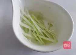 Illustration of how to steam hairtail with chopped pepper 3