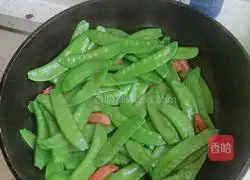 How to stir-fry snow peas with sausages Illustration 5