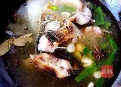 Illustration of how to make crucian carp stewed with tofu 5