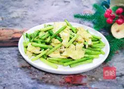 Illustration of how to make fried eggs with garlic moss 13