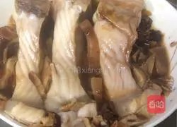 Illustration of how to make steamed grass carp belly with red dates and mushrooms 7
