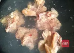 Illustration of how to make spicy stir-fried chicken wishbone 2