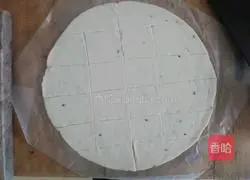 Illustration of how to make small sausages wrapped in puff pastry 3