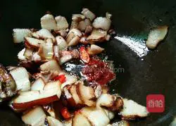 Illustration of how to stir-fry bacon with garlic sprouts 5