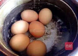 Illustration of how to cook pork with tiger skin eggs 1