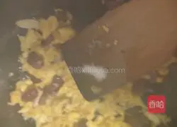 Illustration of how to make sausage and scrambled eggs 7