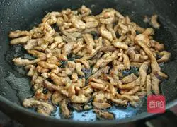 Illustration of how to make celery, lean meat and fried potatoes 5