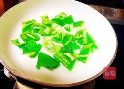 Illustration of how to make fried sausage with hot pepper 3