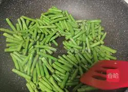 Illustration of how to make stir-fried cowpeas and meat 9