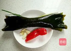 Illustration of how to make spicy fried kelp shreds 1