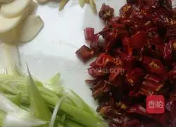 Illustration of how to stir-fry bacon with bracken 4