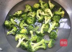 Illustration of how to make crispy sausage with broccoli 2