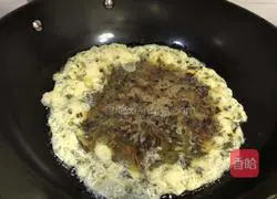 Illustration of how to make scrambled eggs with Chinese toon 3