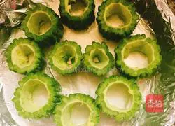 Illustration of the improved version of stuffing bitter melon 1