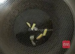 Illustration of how to make pork ribs and tea tree mushrooms 3