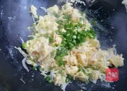 Illustration of how to make small whitebait scrambled eggs 7