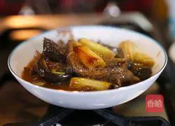 Illustration of the classic Shandong cuisine roasted sea cucumber with green onion 3