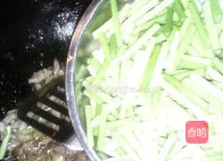 Illustration of how to stir-fry pork with garlic moss 7