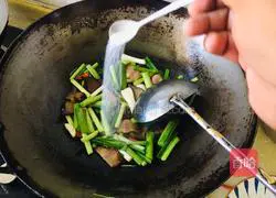 Illustration of how to stir-fry bacon with green garlic 4