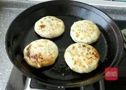 Illustration of how to make beef patties 10