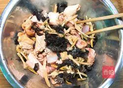 Illustration of how to make steamed chicken with golden needles and fungus 10