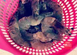 Illustration of how to make braised shrimps with garlic oil 2