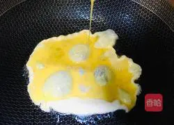 Illustration of how to make sausage, oyster mushrooms and scrambled eggs 1