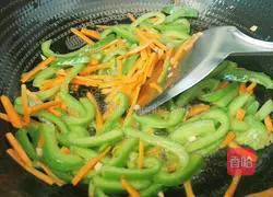 Illustration of how to stir-fry meat with carrots and green peppers 11