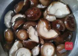 Illustration of how to cook pork ribs and chicken feet in dry pot 4