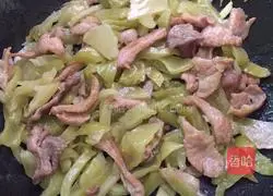 Illustration of how to stir-fry lean meat with pickles 5