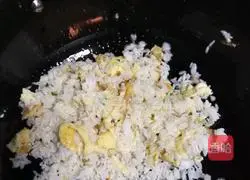 Illustration of how to make egg fried rice 6