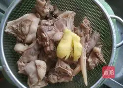 Illustration of how to make Mushroom and Beer Duck 1