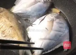 Illustration of how to make pan-fried Shiracang fish 5